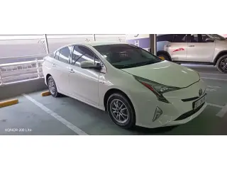 2017 Toyota Prius في Dubai سيارة مستعملة
