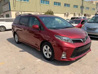 2018 Toyota Sienna في Dubai سيارة مستعملة
