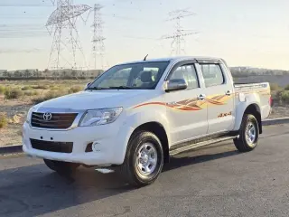 2014 Toyota Hilux في Dubai سيارة مستعملة