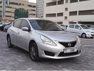 2015 Nissan Tiida في Dubai سيارة مستعملة