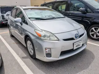 2011 Toyota Prius في Dubai سيارة مستعملة